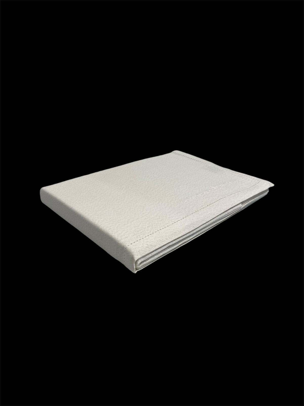 Tovaglia rettangolare in cotone di colore avorio e oro. Dimensioni: cm 140 x 240. 75% Cotone 25% Lurex Made in India. In negozio e online su tuttochic.live