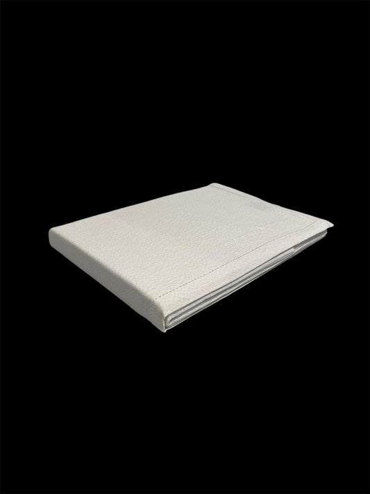 Tovaglia rettangolare in cotone di colore avorio e oro. Dimensioni: cm 140 x 240. 75% Cotone 25% Lurex Made in India. In negozio e online su tuttochic.live