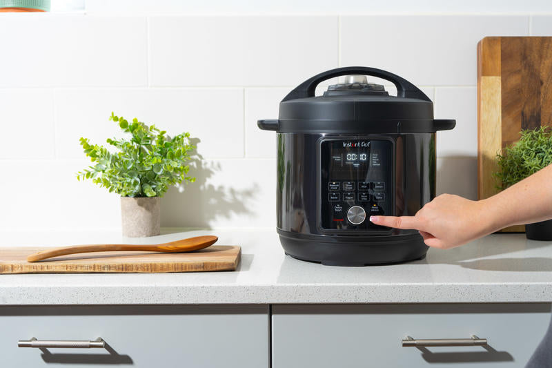 Instant Pot Duo è 9 apparecchi in 1: pentola a pressione, padella, pentola a vapore, pentola a cottura lenta, pentola per riso, scaldavivande e yogurt, sterilizzatore, sous vide. In negozio e online su tuttochic.live