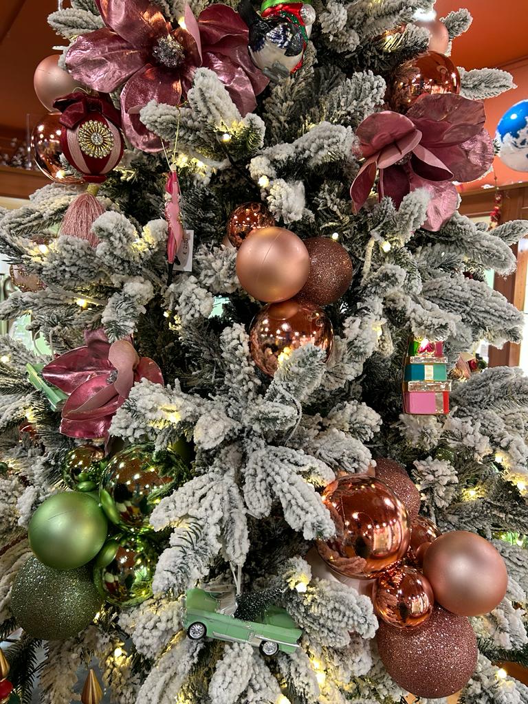Realizzato in PVC composto da 5 palline di misura e tonalità di colore rosso diverse. Dimensioni: cm 20 x 20. In negozio e online su tuttochic.live