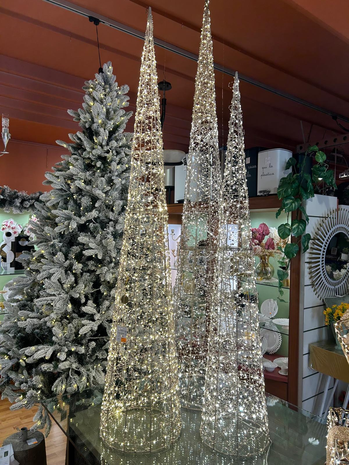 Albero di Natale a forma di cono con 720 led realizzato in metallo color oro chiaro e decorato con perline diametro cm 28 x 150 h. In negozio e online su tuttochic.live