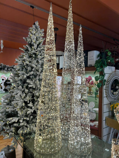 Albero di Natale a forma di cono con 720 led realizzato in metallo color oro chiaro e decorato con perline diametro cm 28 x 150 h. In negozio e online su tuttochic.live