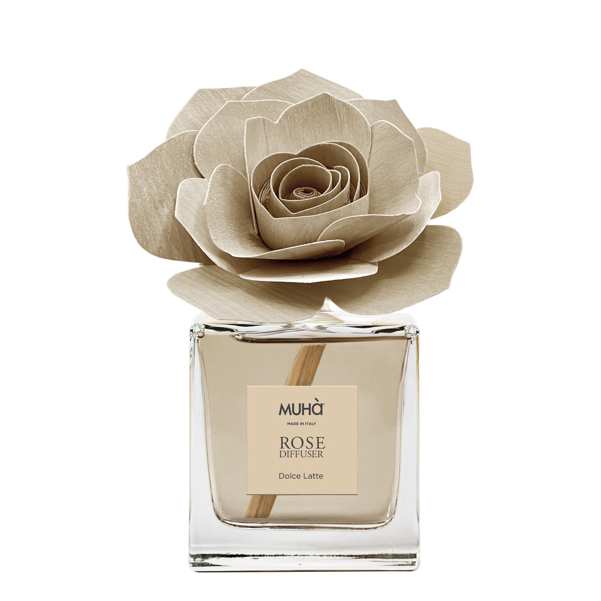 Profumatore d'ambiente Muhà Rose Diffuser Dolce Latte in flacone squadrato di vetro trasparente con essenza color crema, etichetta quadrata centrale e diffusore artigianale a forma di rosa in legno beige chiaro, Tutto Chic.