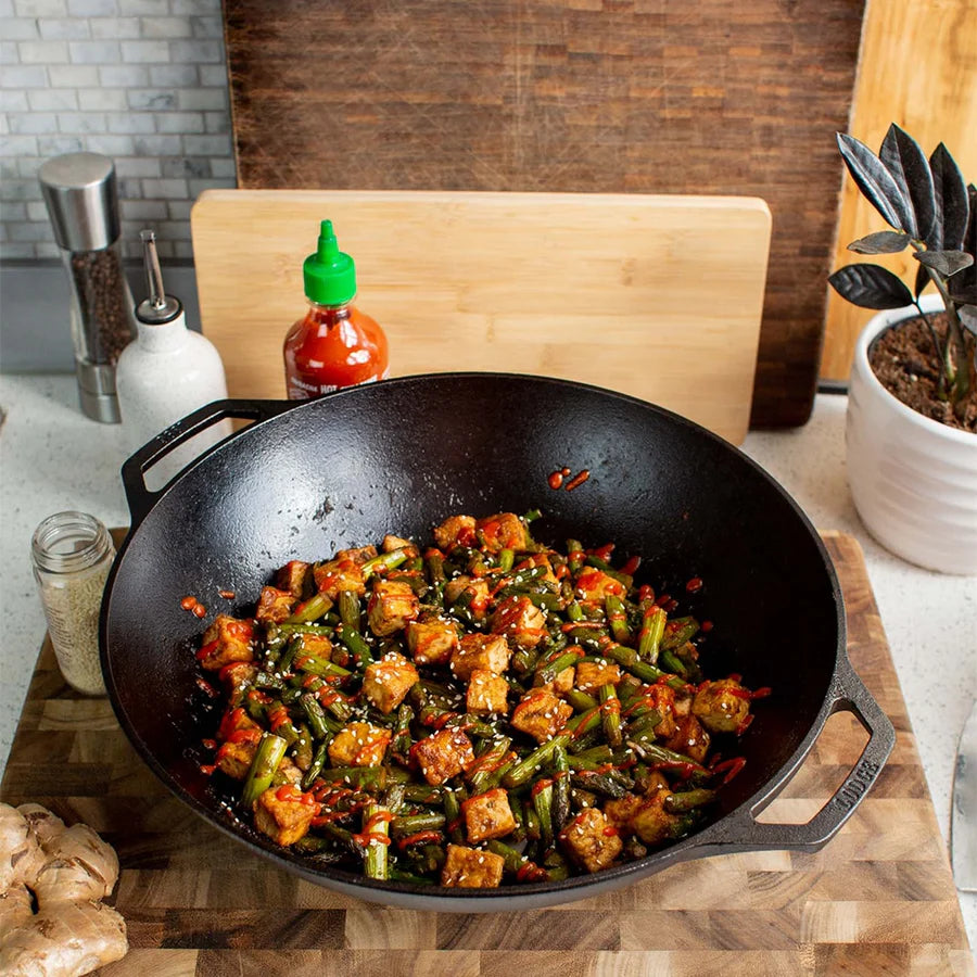 Wok tonda in ghisa con due comode maniglie che semplificano le manovre in cucina e durante la cottura. Progettata con pareti profonde per mantenere al centro tutto il contenuto, ideale per la frittura e la cottura al vapore. Dimensione: Ø 35,5 x 12 cm• Peso: 2,89 kg. In negozio e online su tuttochic.live 
