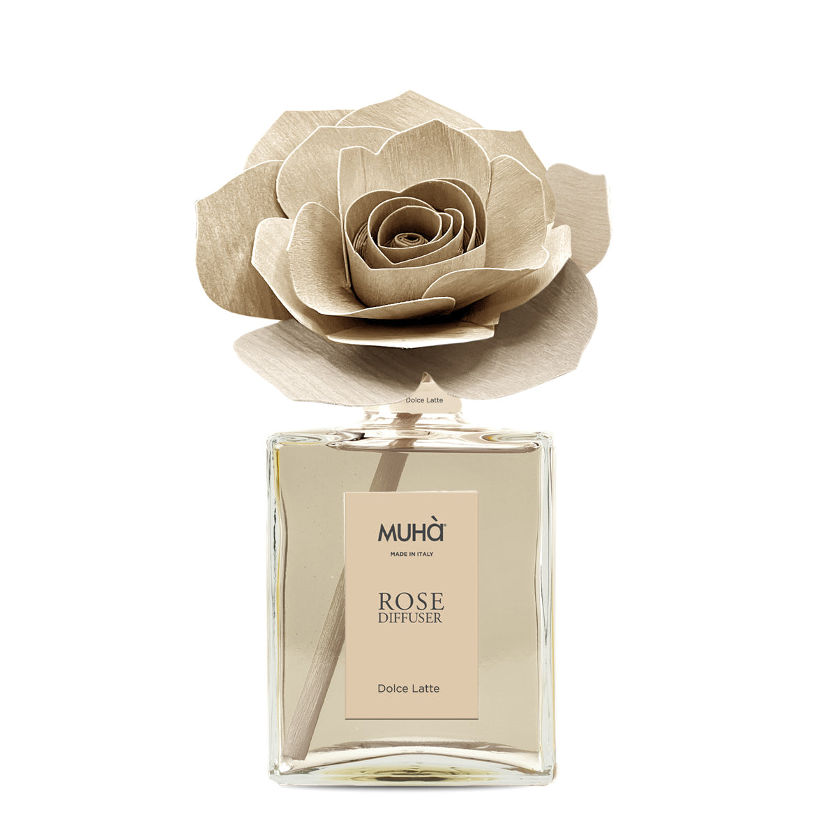 Profumatore d'ambiente Muhà Rose Diffuser Dolce Latte in flacone grande squadrato di vetro trasparente con essenza color crema, etichetta verticale beige e diffusore artigianale a forma di rosa in legno color panna, Tutto Chic.
