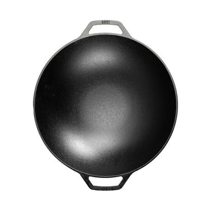 Wok tonda in ghisa con due comode maniglie che semplificano le manovre in cucina e durante la cottura. Progettata con pareti profonde per mantenere al centro tutto il contenuto, ideale per la frittura e la cottura al vapore. Dimensione: Ø 35,5 x 12 cm• Peso: 2,89 kg. In negozio e online su tuttochic.live 