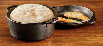 Forno olandese in ghisa composto da una casseruola e una padella che diventa coperchio a doppio manico. Capacità: 4,7 Lt. In negozio e online su tuttochic.live 