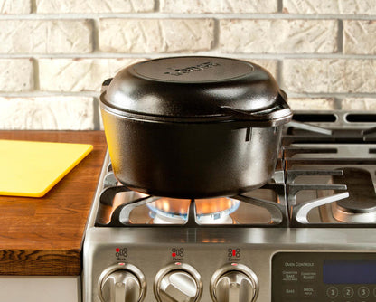 Forno olandese in ghisa composto da una casseruola e una padella che diventa coperchio a doppio manico. Capacità: 4,7 Lt. In negozio e online su tuttochic.live 
