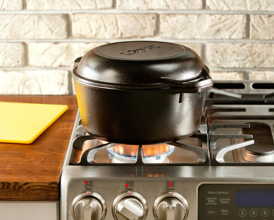 Forno olandese in ghisa composto da una casseruola e una padella che diventa coperchio a doppio manico. Capacità: 4,7 Lt. In negozio e online su tuttochic.live 