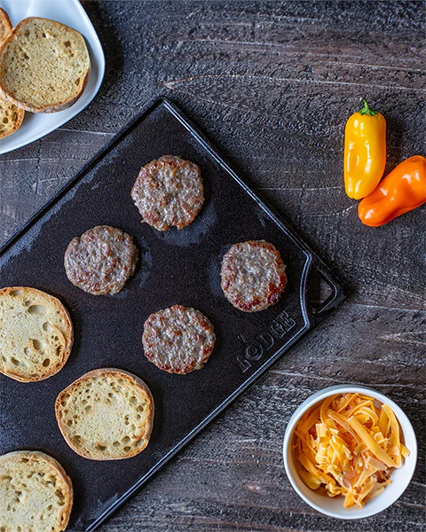 la Piastra Reversibile Lodge. Il lato liscio è ideale per cuocere panini, pancakes, uova e tanto altro. Il lato a coste è adatto invece per grigliare carne, pesce e verdure di ogni tipo. Resiste alle altissime temperature. Dimensione: 42,55 x 24,13 x 1,57 cm• Peso: 4,25 kg. In negozio e online su tuttochic.live 