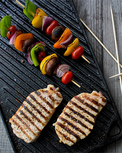 la Piastra Reversibile Lodge. Il lato liscio è ideale per cuocere panini, pancakes, uova e tanto altro. Il lato a coste è adatto invece per grigliare carne, pesce e verdure di ogni tipo. Resiste alle altissime temperature. Dimensione: 42,55 x 24,13 x 1,57 cm• Peso: 4,25 kg. In negozio e online su tuttochic.live 