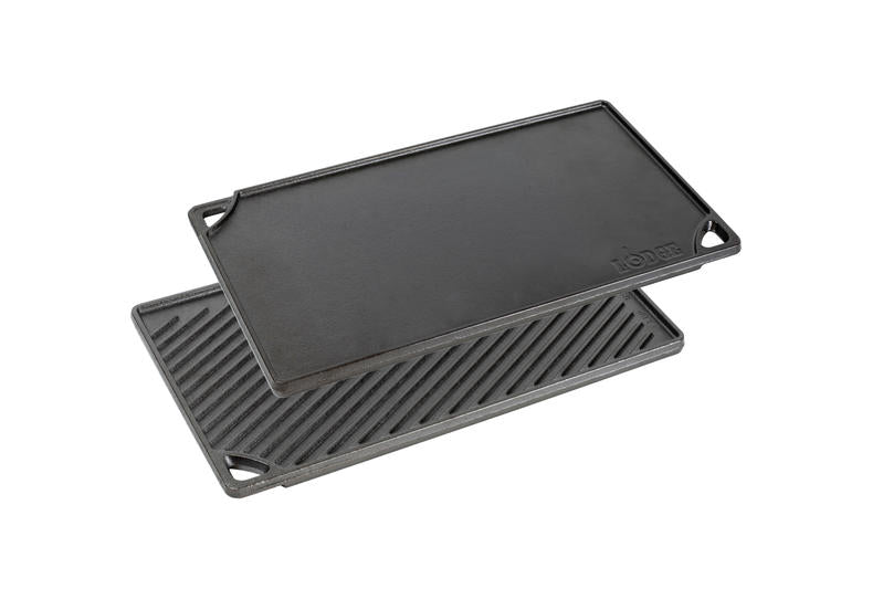 la Piastra Reversibile Lodge. Il lato liscio è ideale per cuocere panini, pancakes, uova e tanto altro. Il lato a coste è adatto invece per grigliare carne, pesce e verdure di ogni tipo. Resiste alle altissime temperature. Dimensione: 42,55 x 24,13 x 1,57 cm• Peso: 4,25 kg. In negozio e online su tuttochic.live 