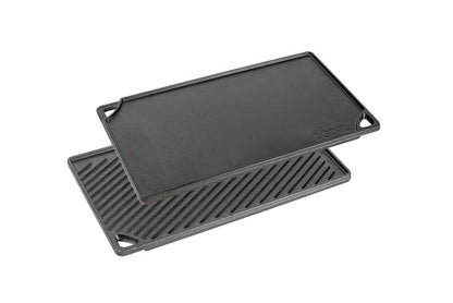 la Piastra Reversibile Lodge. Il lato liscio è ideale per cuocere panini, pancakes, uova e tanto altro. Il lato a coste è adatto invece per grigliare carne, pesce e verdure di ogni tipo. Resiste alle altissime temperature. Dimensione: 42,55 x 24,13 x 1,57 cm• Peso: 4,25 kg. In negozio e online su tuttochic.live 