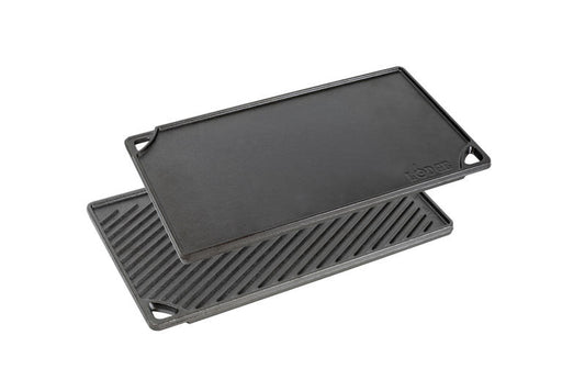 la Piastra Reversibile Lodge. Il lato liscio è ideale per cuocere panini, pancakes, uova e tanto altro. Il lato a coste è adatto invece per grigliare carne, pesce e verdure di ogni tipo. Resiste alle altissime temperature. Dimensione: 42,55 x 24,13 x 1,57 cm• Peso: 4,25 kg. In negozio e online su tuttochic.live 