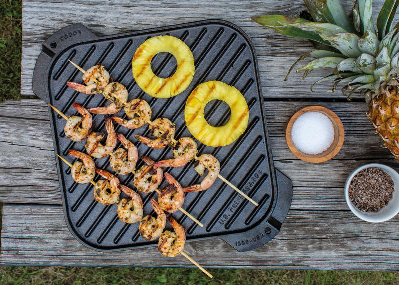 La Piastra quadrata Reversibile Lodge. Il lato liscio è ideale per cuocere panini, pancakes, uova e tanto altro. Il lato a coste è adatto invece per grigliare carne, pesce e verdure di ogni tipo. Resiste alle altissime temperature. Dimensione: 26,67 x 26,67 cm• Peso: 3.52 kg. In negozio e online su tuttochic.live 