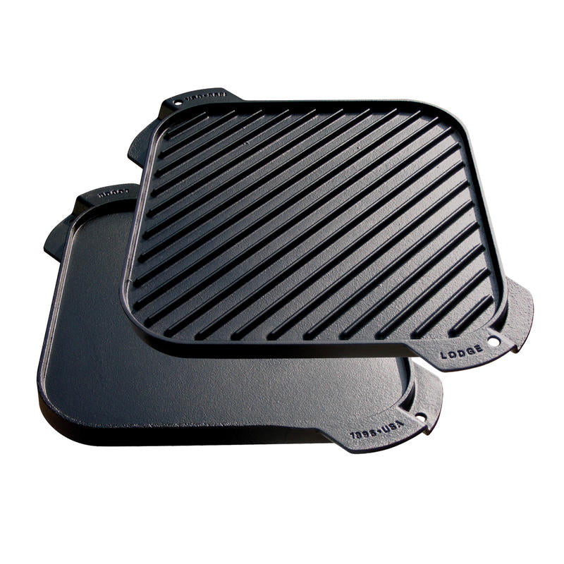 La Piastra quadrata Reversibile Lodge. Il lato liscio è ideale per cuocere panini, pancakes, uova e tanto altro. Il lato a coste è adatto invece per grigliare carne, pesce e verdure di ogni tipo. Resiste alle altissime temperature. Dimensione: 26,67 x 26,67 cm• Peso: 3.52 kg. In negozio e online su tuttochic.live 