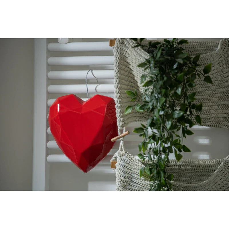 Gli umidificatori da termosifone Diamante Cuore rosso pensati per essere appesi ai termosifoni di ogni stanza e possono essere lasciati lì tutto l’anno come elemento decorativo. Peso: 600 gr Dimensioni: 20 x 20 x 7 cm Utilizzo: umidificatore per termosifone. In negozio e online su tuttochic.live