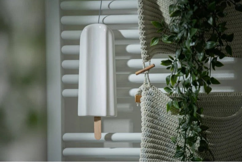 Gli umidificatori da termosifone “Ghiacciolo” pensati per essere appesi ai termosifoni di ogni stanza e possono essere lasciati lì tutto l’anno come elemento decorativo. Peso: 400 gr Dimensioni: 29 x 9 x 5 cm Utilizzo: umidificatore per termosifone, decorazione da parete. In negozio e online su tuttochic.live