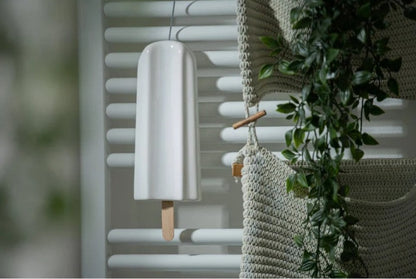 Gli umidificatori da termosifone “Ghiacciolo” pensati per essere appesi ai termosifoni di ogni stanza e possono essere lasciati lì tutto l’anno come elemento decorativo. Peso: 400 gr Dimensioni: 29 x 9 x 5 cm Utilizzo: umidificatore per termosifone, decorazione da parete. In negozio e online su tuttochic.live