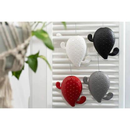 Gli umidificatori da termosifone “Cactus pala” pensati per essere appesi ai termosifoni di ogni stanza e possono essere lasciati lì tutto l’anno come elemento decorativo. Peso: 400 gr Dimensioni: 20 x 20 x 6 cm Utilizzo: umidificatore per termosifone, vaso per fiori da parete. In negozio e online su tuttochic.live