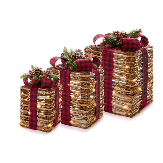 Questo set di 3 pacchi regalo in vimini con luci è perfetto per aggiungere un tocco elegante e natalizio alla tua casa. Realizzati in vimini di alta qualità. Dimensioni:  Grande 22x22x34 cm – Media 18x18x30 cm – Piccola 13x13x25 cm. In negozio e online su tuttochic.live