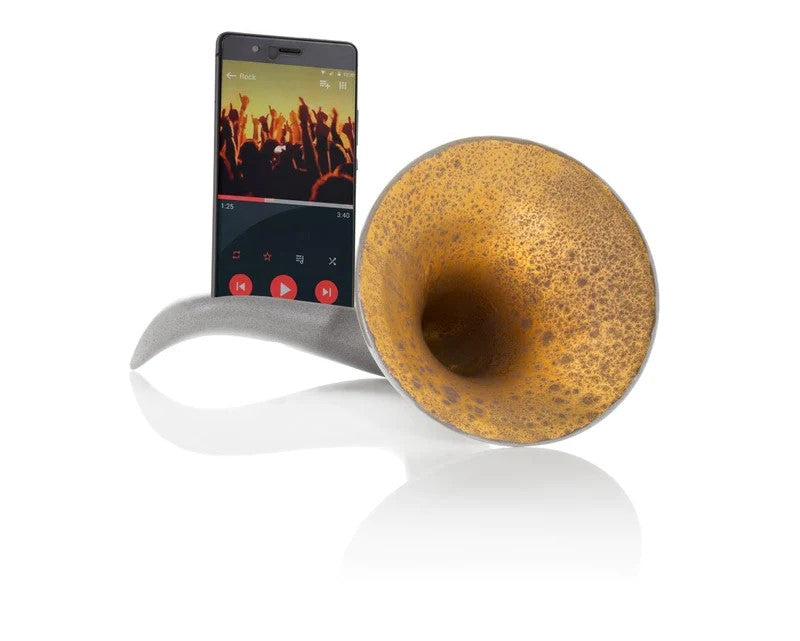 Scaramaz è un amplificatore compatibile con tutti gli smartphone in cui la cassa acustica è posizionata in basso, vicino al microfono. Scaramaz ti permetterà di aumentare il volume del tuo smartphone di 15/20 decibel! Realizzato a mano in ceramica 100% italiana e smalti atossici. In negozio e online su tuttochic.live