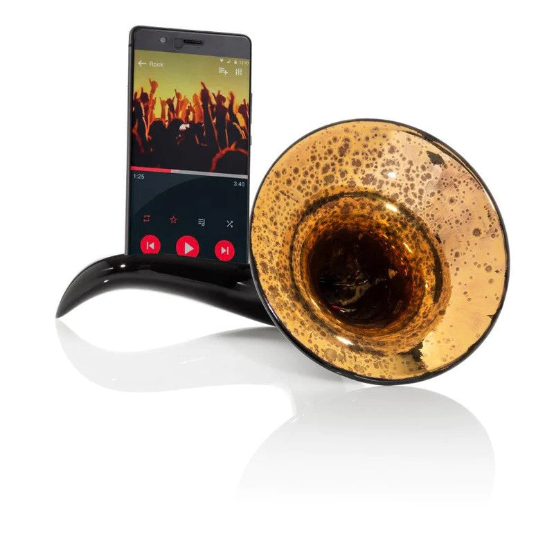 Scaramaz è un amplificatore compatibile con tutti gli smartphone in cui la cassa acustica è posizionata in basso, vicino al microfono. Scaramaz ti permetterà di aumentare il volume del tuo smartphone di 15/20 decibel! Realizzato a mano in ceramica 100% italiana e smalti atossici. In negozio e online su tuttochic.live