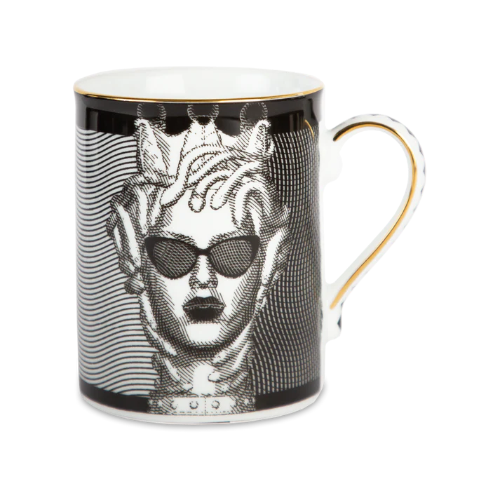 Mug in porcellana La vipera. Incarna lo spirito delle persone che si muovono con furbizia e che hanno un’intelligenza acuta. Dedicato ai giocatori, agli strateghi e a coloro che amano l’arte del sottinteso. Dimensioni: Ø 8 cm , H 10.5 cm. Lavabile in lavastoviglie, no microonde. In negozio e online su tuttochic.live