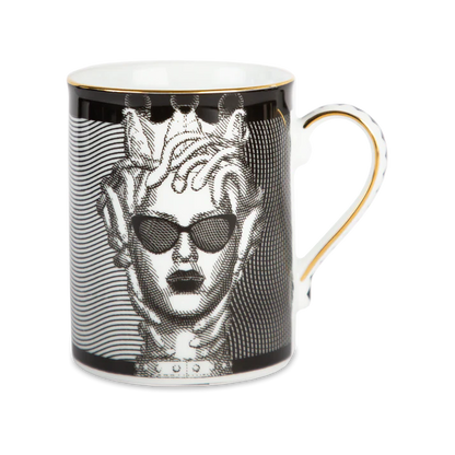 Mug in porcellana La vipera. Incarna lo spirito delle persone che si muovono con furbizia e che hanno un’intelligenza acuta. Dedicato ai giocatori, agli strateghi e a coloro che amano l’arte del sottinteso. Dimensioni: Ø 8 cm , H 10.5 cm. Lavabile in lavastoviglie, no microonde. In negozio e online su tuttochic.live
