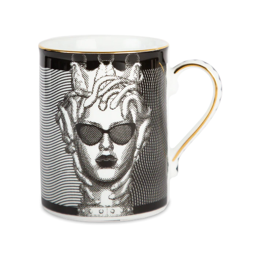 Mug in porcellana La vipera. Incarna lo spirito delle persone che si muovono con furbizia e che hanno un’intelligenza acuta. Dedicato ai giocatori, agli strateghi e a coloro che amano l’arte del sottinteso. Dimensioni: Ø 8 cm , H 10.5 cm. Lavabile in lavastoviglie, no microonde. In negozio e online su tuttochic.live