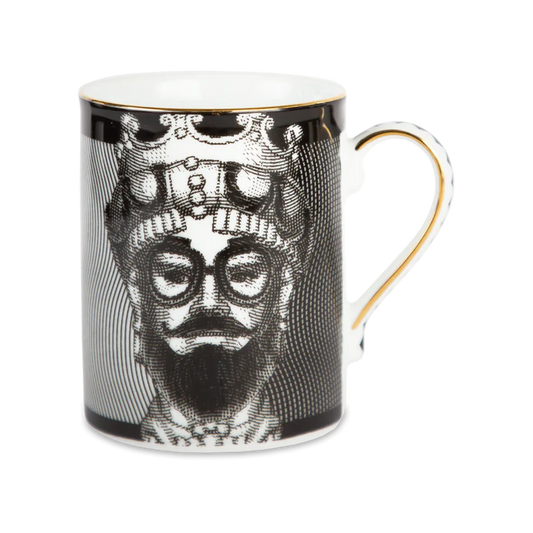 Mug in porcellana L’hipster incarna lo spirito di coloro che abbracciano la diversità, la creatività e uno stile di vita alternativo. Dedicato agli innovatori culturali, ai curatori di tendenze e a coloro che cercano la bellezza nell’eclettismo Dimensioni: Ø 8 cm, H 10,5 cm. In negozio e online su tuttochic.live