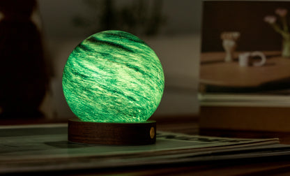 lampada AstraGlass Light. Composta da una sfera in vetro soffiata e dipinta a mano poggiata su una base rotonda in legno di noce americano. Questa lampada è perfetta per chiunque sia affascinato dal meraviglioso fenomeno naturale del nostro mondo. Dimensioni: cm ø 8 x h 9. In negozio e online su tuttochic.live