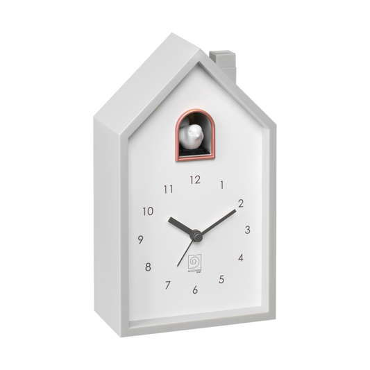 Sveglia orologio Cucù. Dimensione: 11,5 x 6 x 20,5 cm. Funziona con 3 batterie stilo (incluse). In negozio e online su tuttochic.live