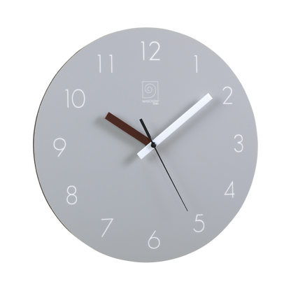 Questo orologio da parete in legno con superficie frontale lucida e colorata Funziona con 1 batteria stilo (inclusa) Dimensioni: cm Ø 30. In negozio e online su tuttochic.live