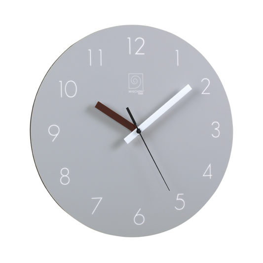 Questo orologio da parete in legno con superficie frontale lucida e colorata Funziona con 1 batteria stilo (inclusa) Dimensioni: cm Ø 30. In negozio e online su tuttochic.live