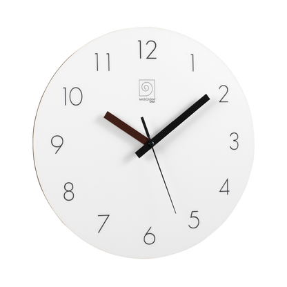 Questo orologio da parete in legno con superficie frontale lucida e colorata Funziona con 1 batteria stilo (inclusa) Dimensioni: cm Ø 30. In negozio e online su tuttochic.live