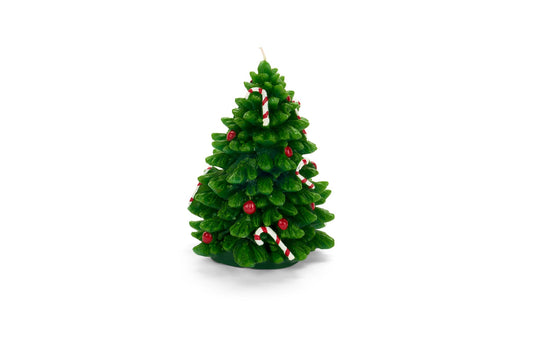 Candela a forma di albero di Natale verde decorato con bastoncini di zucchero e bacche rosse, altezza 15 cm, brand Nuvole di Stoffa, Tutto Chic.