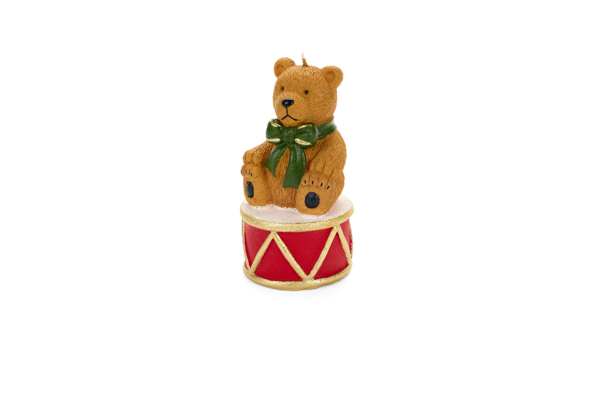 Candela decorativa a forma di orsetto con fiocco verde seduto su un tamburo rosso e oro, altezza 14 cm, collezione Vintage Toys Nuvole di Stoffa, Tutto Chic.