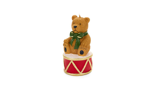 Candela decorativa a forma di orsetto con fiocco verde seduto su un tamburo rosso e oro, altezza 14 cm, collezione Vintage Toys Nuvole di Stoffa, Tutto Chic.