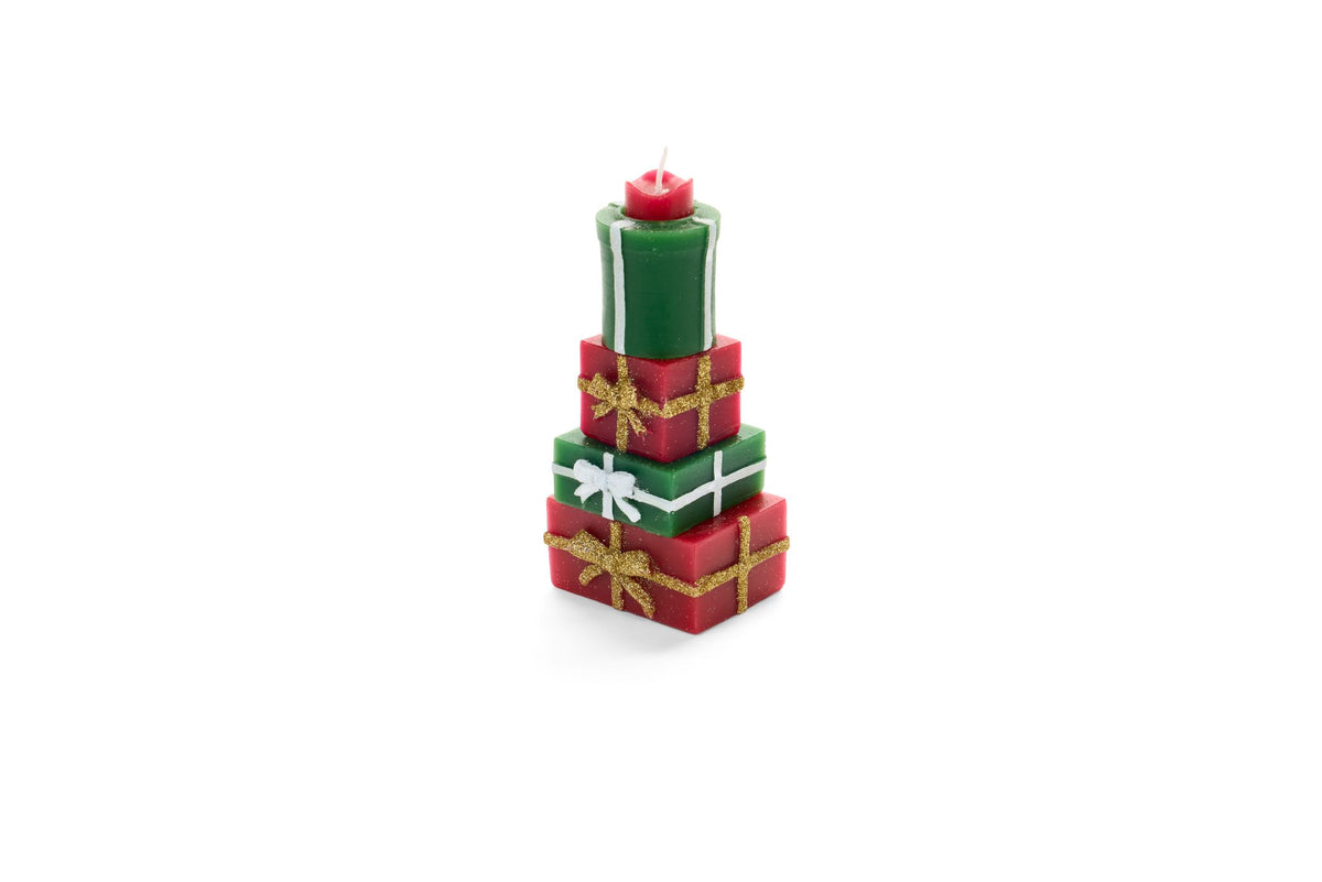 Candela decorativa a forma di pila di pacchi regalo rossi e verdi con nastri glitterati, altezza 16,5 cm, brand Nuvole di Stoffa, Tutto Chic.
