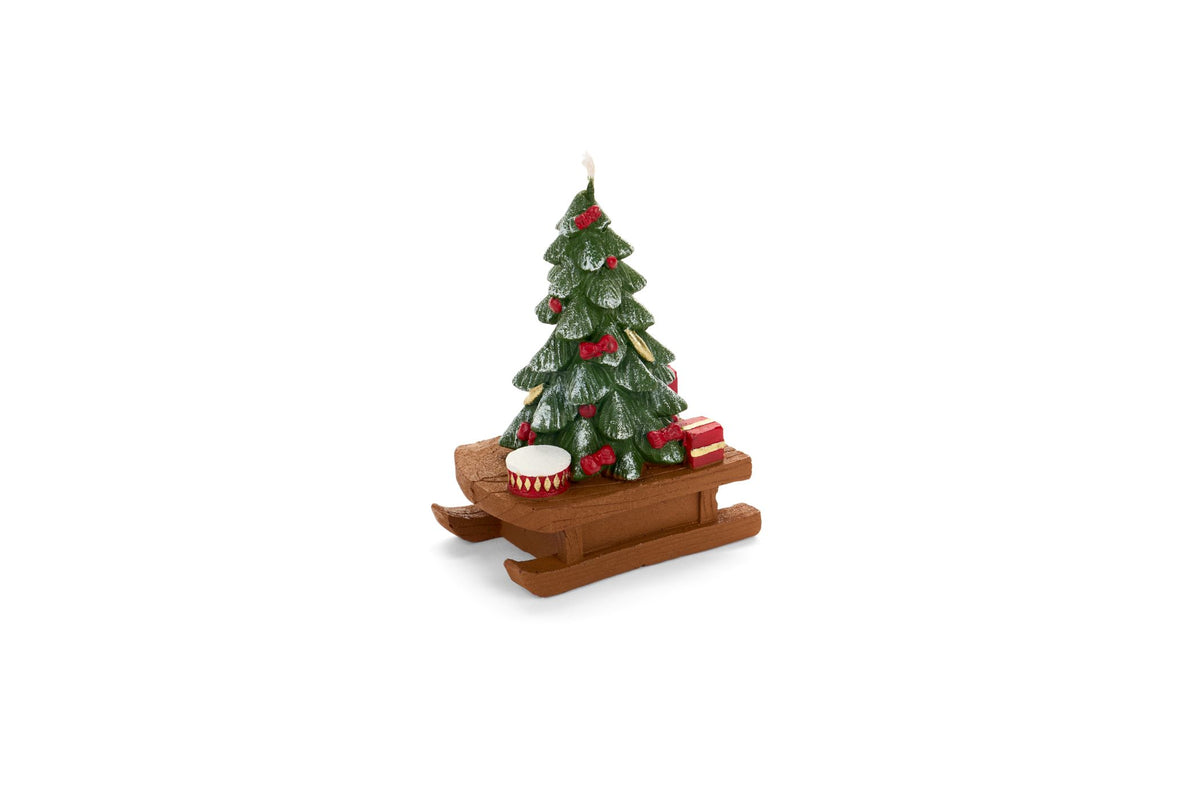 Candela scultorea a forma di albero di Natale innevato su slitta con regali, altezza 12 cm, brand Nuvole di Stoffa, collezione Vintage Toys, Tutto Chic.