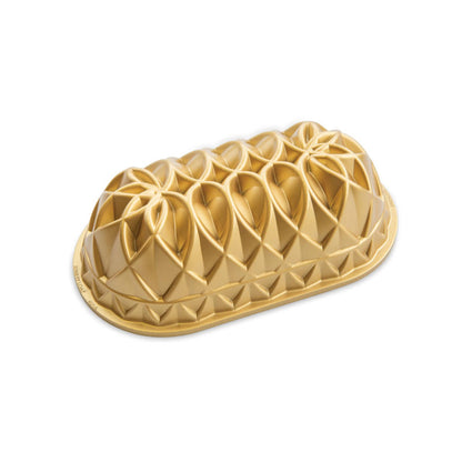 Stampo per dolce Jubilee Loaf stampo Bundt per le occasioni importanti, per un'eleganza sopra le righe.• Rivestimento interno antiaderente• Made in USA. In negozio e online su tuttochic.live