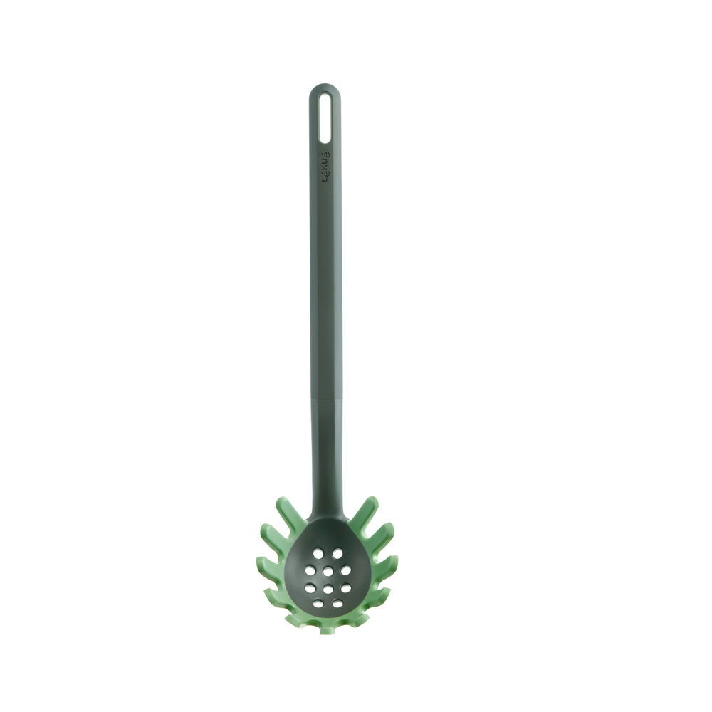 Mestolo per servire tutti i tipi di pasta lunga, come spaghetti e tagliatelle, senza scivolare. I suoi rebbi, rivestiti in Silicone Platinico, proteggono le tue pentole e padelle da possibili graffi. Dimensioni: cm 8 x 30. In negozio e online su tuttochic.live
