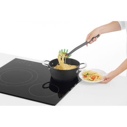 Mestolo per servire tutti i tipi di pasta lunga, come spaghetti e tagliatelle, senza scivolare. I suoi rebbi, rivestiti in Silicone Platinico, proteggono le tue pentole e padelle da possibili graffi. Dimensioni: cm 8 x 30. In negozio e online su tuttochic.live