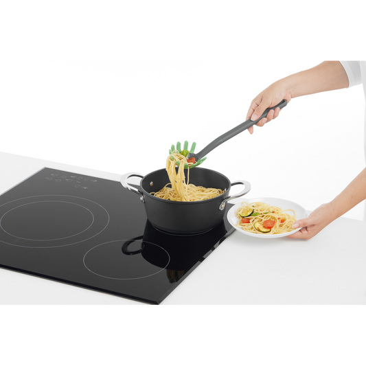 Mestolo per servire tutti i tipi di pasta lunga, come spaghetti e tagliatelle, senza scivolare. I suoi rebbi, rivestiti in Silicone Platinico, proteggono le tue pentole e padelle da possibili graffi. Dimensioni: cm 8 x 30. In negozio e online su tuttochic.live