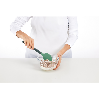 Spatola in silicone per mescolare e preparare impasti dolci o salati. Dimensioni: cm 6 x 11,2 Lavabile in lavastoviglie. In negozio e online su tuttochic.live