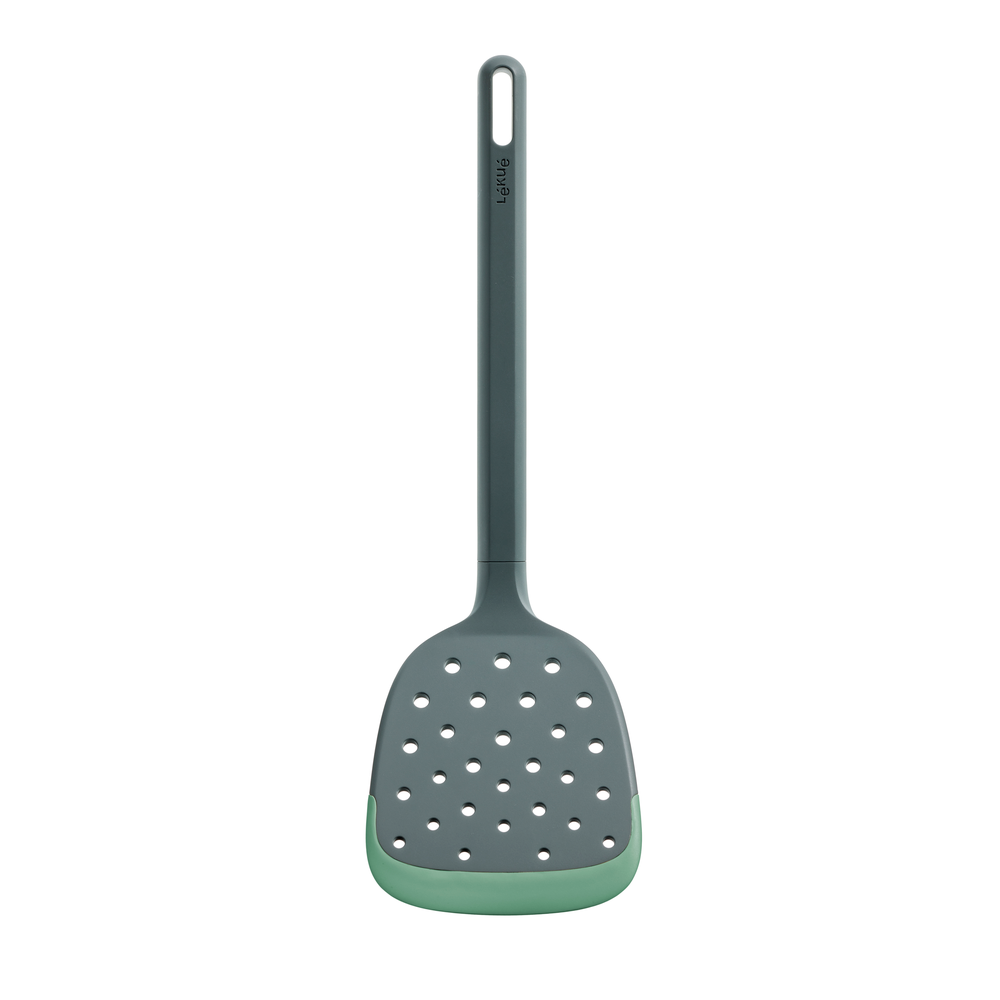Uno strumento essenziale per chi ama girare le cose più e più volte. Questa paletta beneficia della forma e dell'angolazione perfette per sollevare, girare e servire pesci o bistecche di carne, hamburger o verdure - senza romperli. Dimensioni: cm 9,4 x 30,6 Lavabile in lavastoviglie. In negozio e online su tuttochic.live