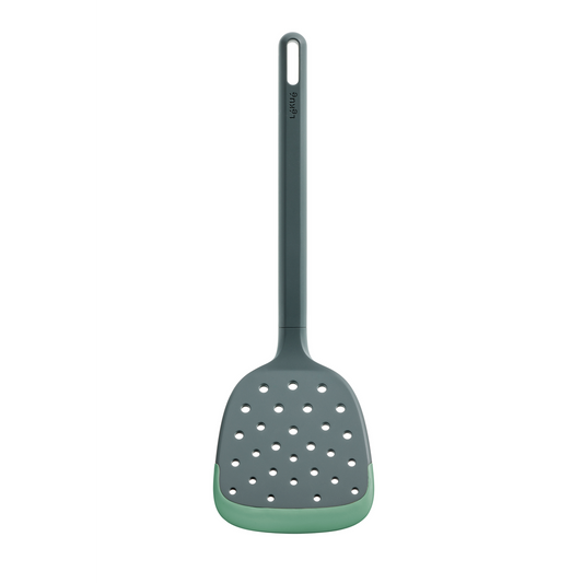 Uno strumento essenziale per chi ama girare le cose più e più volte. Questa paletta beneficia della forma e dell'angolazione perfette per sollevare, girare e servire pesci o bistecche di carne, hamburger o verdure - senza romperli. Dimensioni: cm 9,4 x 30,6 Lavabile in lavastoviglie. In negozio e online su tuttochic.live