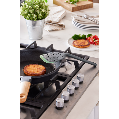Uno strumento essenziale per chi ama girare le cose più e più volte. Questa paletta beneficia della forma e dell'angolazione perfette per sollevare, girare e servire pesci o bistecche di carne, hamburger o verdure - senza romperli. Dimensioni: cm 9,4 x 30,6 Lavabile in lavastoviglie. In negozio e online su tuttochic.live