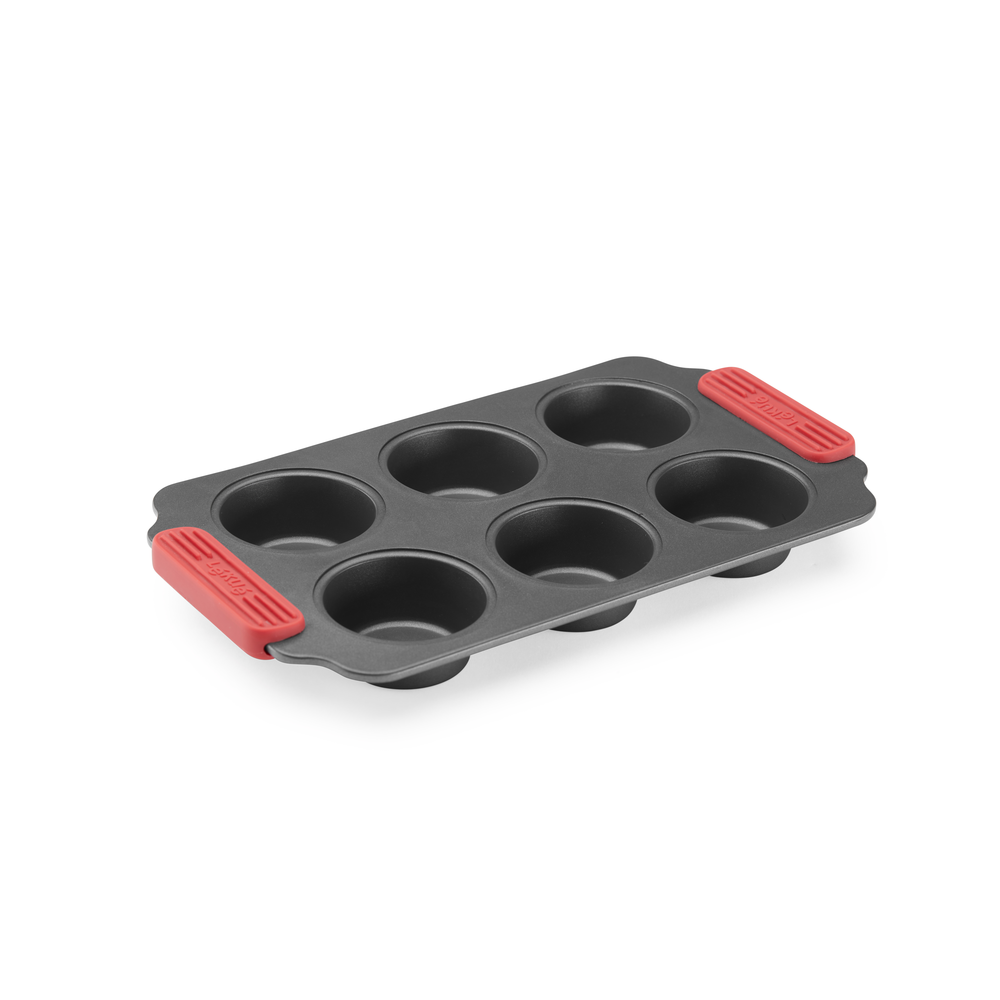 Divertiti a preparare dei deliziosi muffin soffici con questo vassoio per muffin in acciaio al carbonio con rivestimento ceramico antiaderente, che è privo di PFOA e PFA,! Realizza 6 Muffin Ø 6,5 cm Dimensioni stampo: cm 31 x 18 x h 3,7. In negozio e online su tuttochic.live